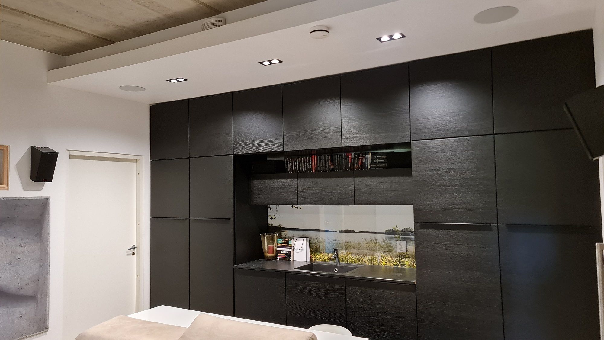 Macchie in una cucina nera con luce neutra